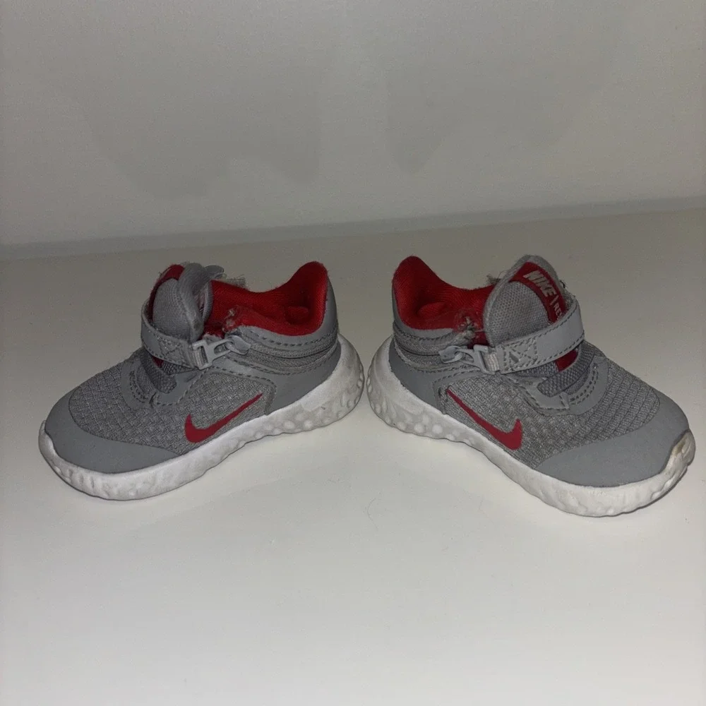 Nike revolution flyease